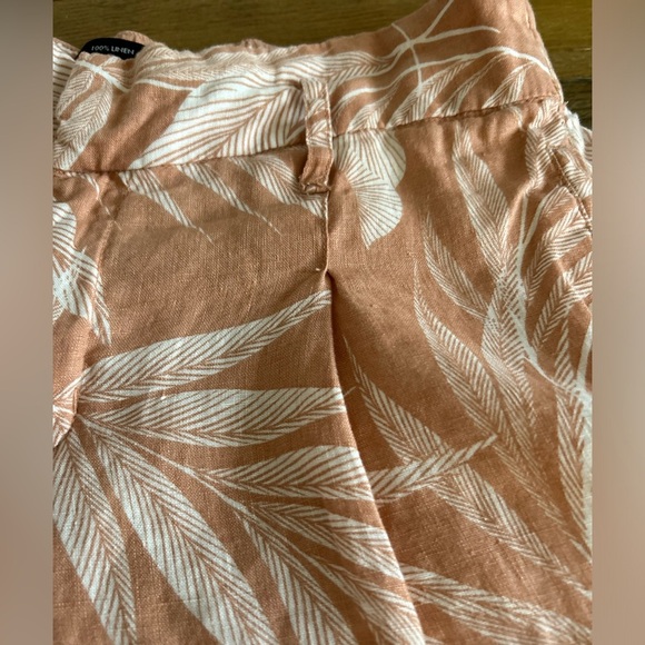 TAHARI Palms linen peach and white shorts - Picture 6 of 9